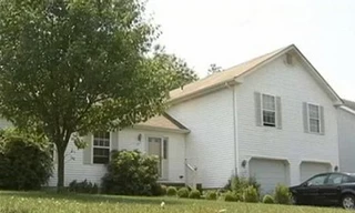 Đẻ rơi con trên bãi cỏ mới biết mình mang thai