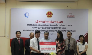  Bà Nguyễn Phương Anh, Giám đốc Huấn luyện và Hỗ trợ Cộng đồng Cty Prudential Việt Nam trao khoản tài trợ cho Quỹ Bảo trợ Trẻ em Việt Nam trước sụ chứng kiến của ông Doãn Mậu Diệp - Thứ trưởng Bộ Lao động -Thương binh và Xã hội 