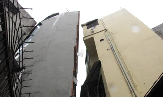 Hai ngôi nhà 4 và 5 tầng bị nghiêng lún