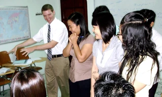 Nathan trong buổi hướng dẫn các giáo viên tại Đà Nẵng