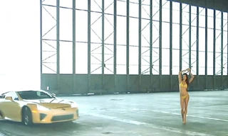 “Quái thú” Lexus LFA trổ tài bên siêu mẫu bikini