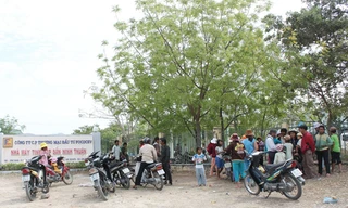 Người dân tụ tập trước nhà máy tinh bột sắn NT phản đối việc xả thải