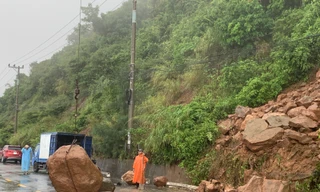 Mưa lớn, đá núi Sơn Trà sạt trượt xuống đường 