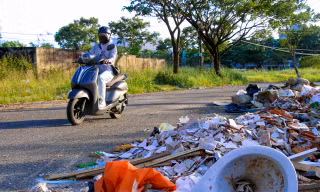 Xà bần, rác thải đổ trộm tràn lan trên đường lên Sơn Trà