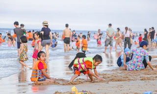 Người dân tập trung ra biển Tuy Hòa 'giải nhiệt'