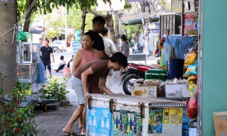 Người dân hỗ trợ lực lượng chức năng kẻ vạch, phân định vỉa hè dành cho người đi bộ