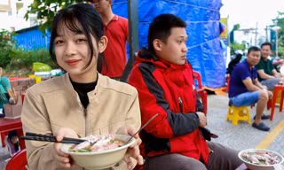 Đổ xô đi ăn mì tôm mực nháy ven biển Đà Nẵng từ 5h sáng