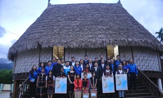 Bản đồ Tổ quốc đến với nhà Gươl của đồng bào Cơ Tu 