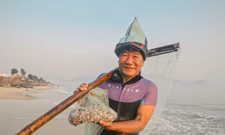 Ngư dân ngâm mình trong nước 8 tiếng săn 'lộc trời', kiếm tiền triệu mỗi ngày