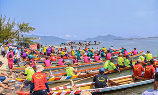 Sôi nổi giải đua thuyền trên vịnh Lăng Cô