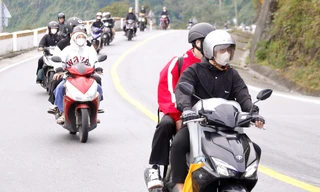  Người dân lỉnh kỉnh hành lý vượt đèo Hải Vân về quê ăn Tết