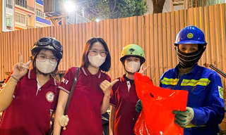 Ấm lòng món quà tặng những người giữ gìn vẻ đẹp thành phố