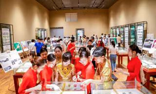 Bạn trẻ thích thú khám phá thế giới côn trùng tại Bảo tàng Đà Nẵng