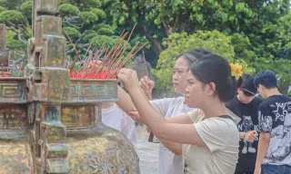 Sĩ tử Đà Nẵng lên chùa cầu may trước kỳ thi tốt nghiệp THPT năm 2024
