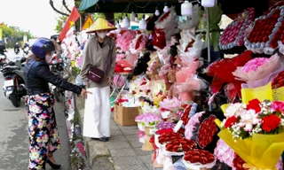 Valentine ở Đà Nẵng: Hoa quà mòn mỏi 'ngóng' khách
