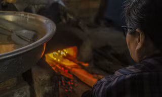 Làng bánh tráng 500 năm tuổi ở Đà Nẵng đỏ lửa xuyên đêm làm hàng Tết