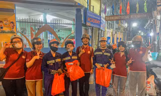 Công nhân vệ sinh môi trường Đà Nẵng bất ngờ được tặng quà trong đêm