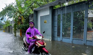 Mưa trắng trời, nhiều tuyến phố Đà Nẵng ngập sâu trong biển nước