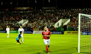 Michael Owen mở tỷ số, các huyền thoại MU giành chiến thắng trước Việt Nam All Stars