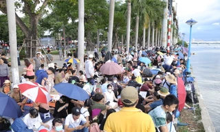 Đông nghịt người trải bạt 'xí chỗ' xem đêm pháo hoa trong mơ