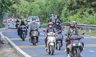 Người dân vượt đèo vào Đà Nẵng làm việc sau nghỉ lễ