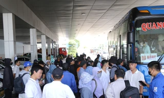 Người dân ‘tay xách nách mang’ trở lại thành phố sau lễ