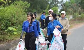 Hàng trăm thanh niên chung tay dọn rác bán đảo Sơn Trà 
