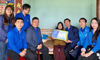 Thăm hỏi, tặng quà tri ân Mẹ Việt Nam Anh hùng dịp Tết Ất Tỵ 2025