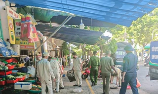 Từ thông tin báo Tiền Phong, quận Sơn Trà ra quân lấy lại vỉa hè cho người đi bộ