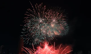 'Vũ điệu bầu trời' rực rỡ đêm khai mạc pháo hoa quốc tế Đà Nẵng 