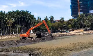 Chạy đua nạo vét lòng hồ công viên lớn nhất Đà Nẵng trước mùa mưa bão