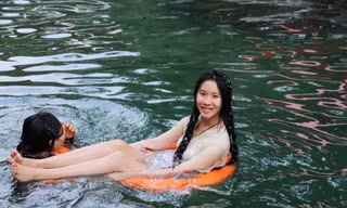 Giới trẻ bỏ phố lên núi tắm suối giải nhiệt 