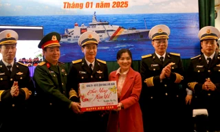 Vượt sóng lớn mang quà Tết đến đảo Cồn Cỏ