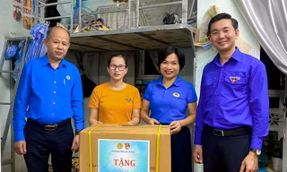 Trao hàng trăm suất quà đến thanh niên công nhân Đà Nẵng