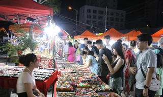 Chợ đêm Sơn Trà tấp nập khách trước ngày di dời đến địa điểm mới