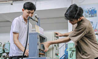 Sinh viên Đà Nẵng sáng chế máy ép chén đĩa từ vật liệu thân thiện môi trường