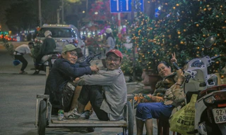 Cảnh 'màn trời chiếu đất' mưu sinh của các tiểu thương Đà Nẵng