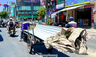 Hiểm họa rình rập từ xe ba gác chở cồng kềnh trên đường phố