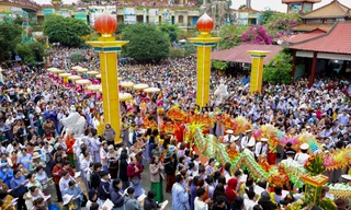 Vạn người chen chân chiêm bái tại lễ vía Đức Bồ tát Quán Thế Âm