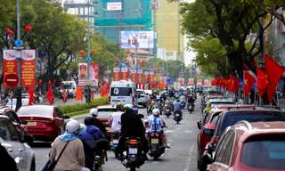 Đường phố Đà Nẵng rực sắc cờ trong ngày kỷ niệm 50 năm giải phóng thành phố