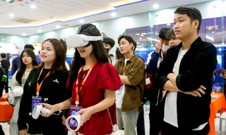 Bạn trẻ thích thú trải nghiệm công nghệ GenAI 2025 tại Đà Nẵng