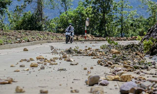 Đất đá sạt lở gây nguy hiểm trên đường đèo ở Đà Nẵng