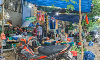 Người dân buôn bán phủ kín vỉa hè dành cho người đi bộ ở Đà Nẵng