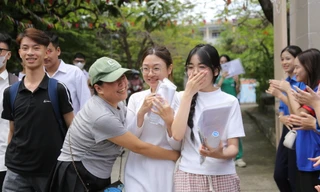 Phụ huynh 'đứng ngồi không yên' khi con bước vào thi 