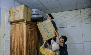 Người dân Đà Nẵng gấp rút kê cao đồ đạc chạy mưa lụt