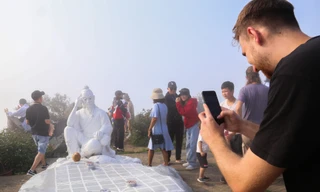 Nhiều người đổ xô lên đỉnh Bàn Cờ sau cuộc 'check-in' của tỷ phú Bill Gates