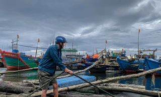 Ngư dân Đà Nẵng gấp rút neo đậu tàu thuyền ứng phó mưa lớn