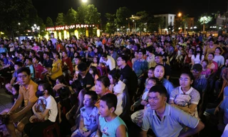 Hàng nghìn người ngồi bệt xem chiếu phim ngoài trời