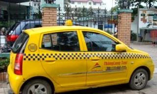 Cướp xe taxi, đâm vào cột điện