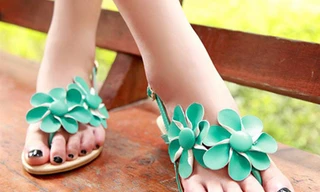 Mùa hè điểm hoa xinh trên giày dép